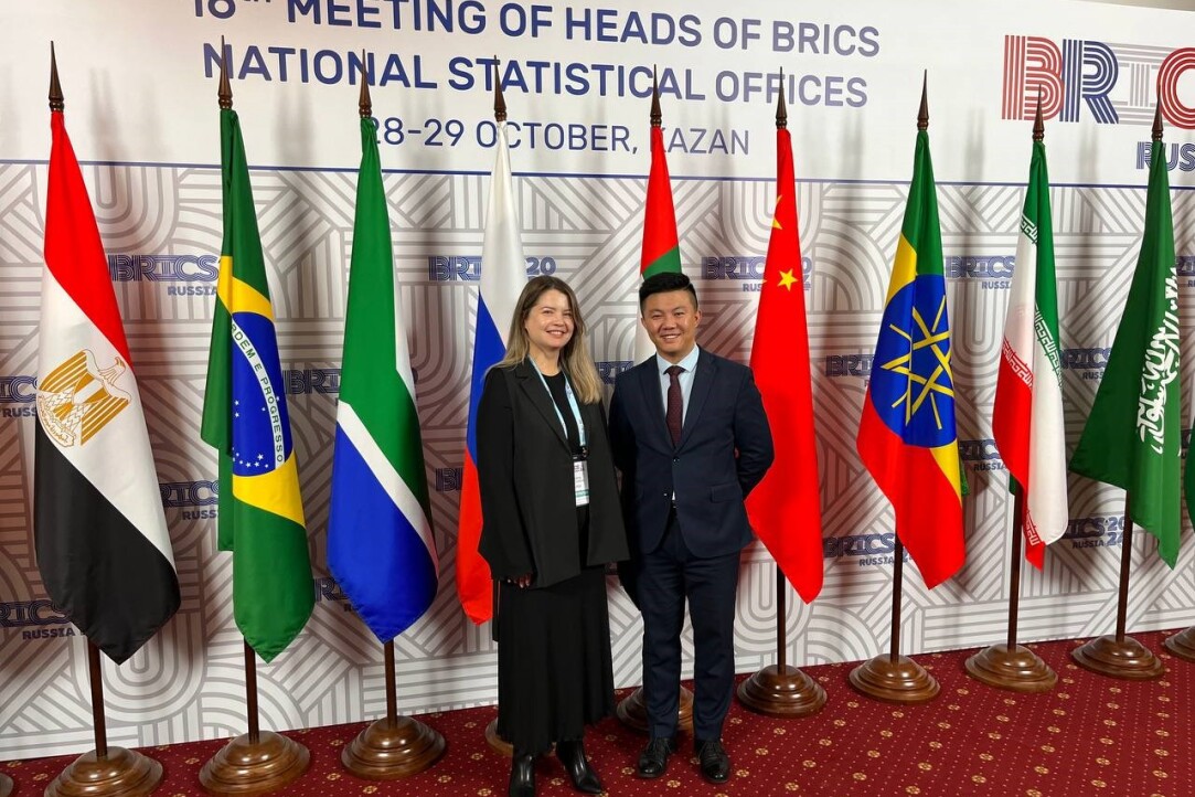 Ksenia Prosyukova and Liang Letian, Chinese booth interpreter and translation instructor at the Department of Foreign Languages, HSE University-St Petersburg